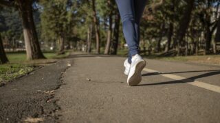 正しい歩き方を意識することで、みるみる体幹バランスが回復していく【骨盤を引き締める歩き方】